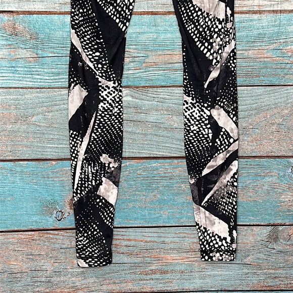 Lululemon Black White Leggings Pants Size 4 - Picture 3 of 7